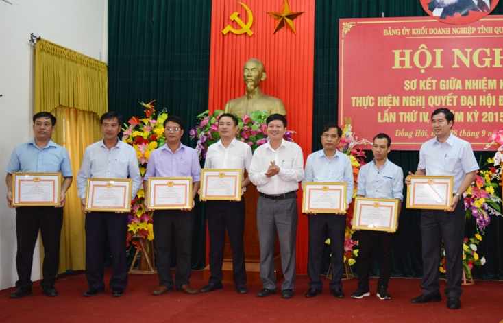    Đồng chí Nguyễn Hữu Đức, Phó Bí thư Đảng ủy Khối Doanh nghiệp tỉnh trao giấy khen cho các đơn vị, cá nhân đạt thành tích cao trong thực hiện nhiệm vụ giữa nhiệm kỳ 2015-2020. 