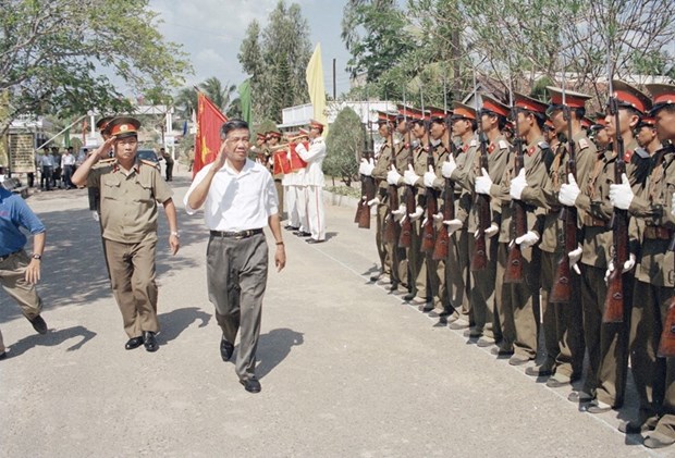  Tổng Bí thư Lê Khả Phiêu thăm Sư đoàn không quân 370, ngày 19-2-1998, tại Cần Thơ. (Ảnh: Cao Phong/TTXVN)