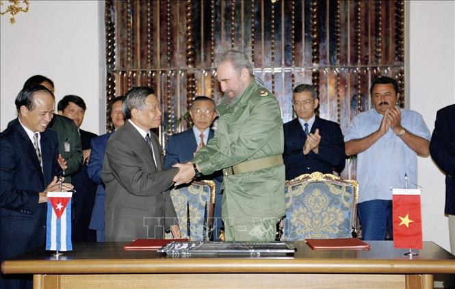 Tổng Bí thư Lê Khả Phiêu và Bí thư thứ nhất Đảng Cộng sản Cuba Fidel Castro sau lễ ký Tuyên bố chung Việt Nam - Cuba, tại Thủ đô La Habana, trong chuyến thăm hữu nghị chính thức Cuba từ 7 đến 14-7-1999. Ảnh: Cao Phong/TTXVN