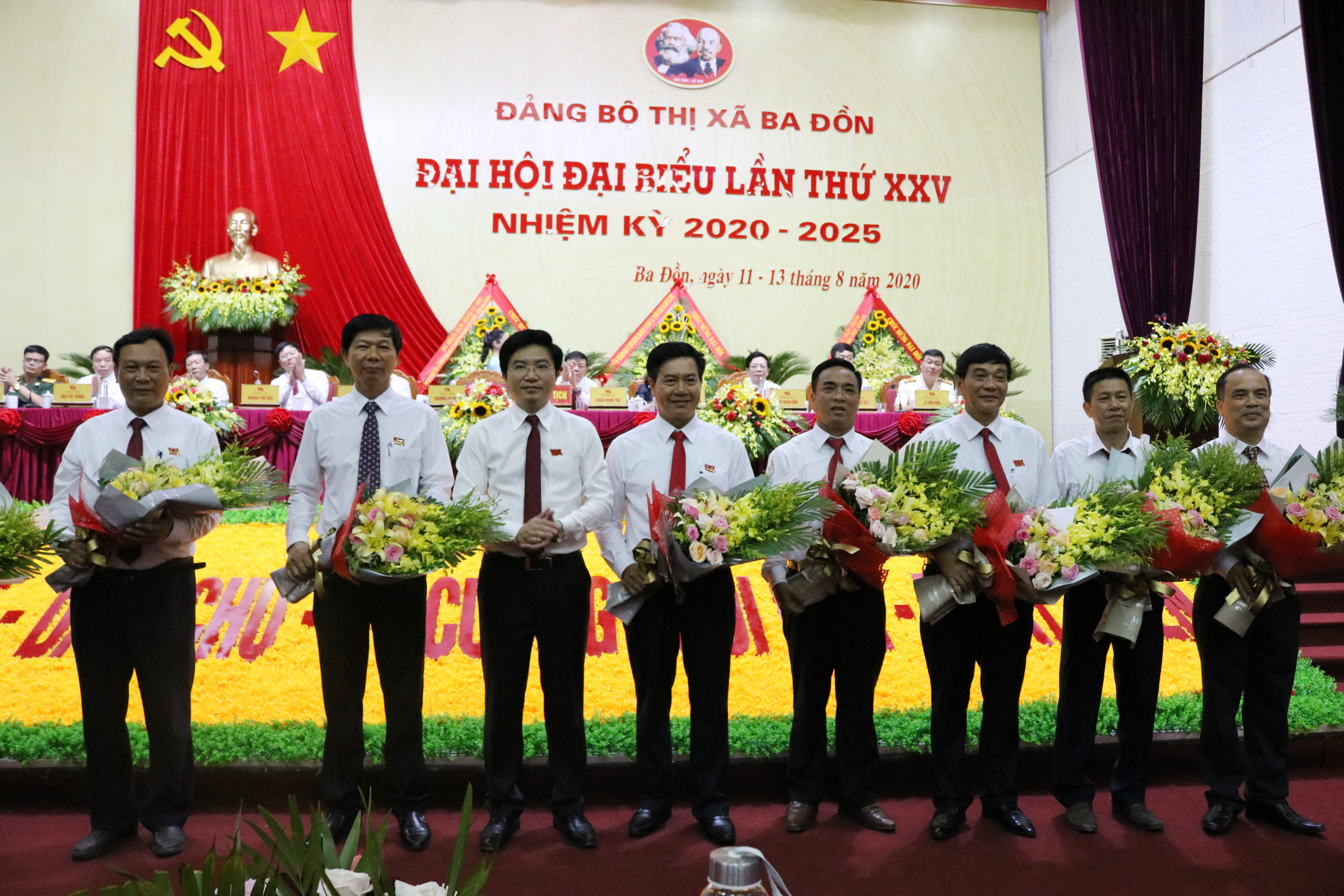 Đồng chí Trương An Ninh, Ủy viên Ban Thường vụ Tỉnh ủy, Bí thư Thị ủy Ba Đồn tặng hoa các đồng chí không tham gia Ban chấp hành khóa XXV, nhiệm kỳ 2020 - 2025