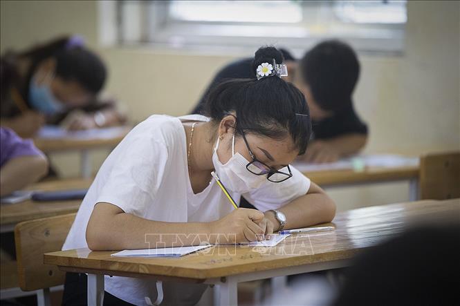  Các thí sinh trong thời gian làm bài thi tại điểm thi Trường THPT Lương Sơn - Thị trấn Lương Sơn - Hòa Bình. Ảnh: Trọng Đạt/TTXVN