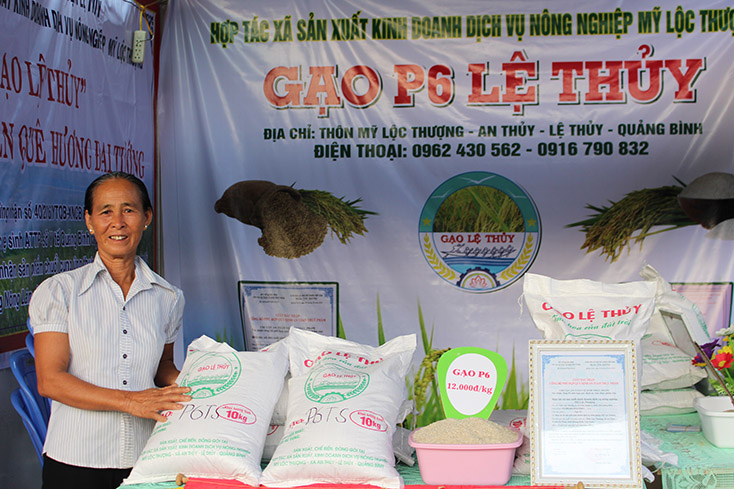 Sản phẩm gạo P6 Lệ Thủy được hội viên nông dân quảng bá, giới thiệu tại các hội chợ trong và ngoài tỉnh. 