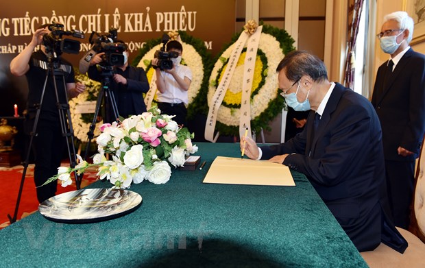 Đồng chí Dương Khiết Trì ghi sổ tang bày tỏ niềm tiếc thương vô hạn trước sự ra đi của nguyên Tổng Bí thư Lê Khả Phiêu. (Ảnh: Tiến Trung/Vietnam+)