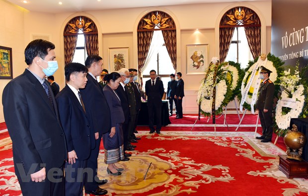 Đại sứ Lào tại Trung Quốc viếng và chia buồn trước sự ra đi của nguyên Tổng Bí thư Lê Khả Phiêu. (Ảnh: Bùi Tuấn/Vietnam+)
