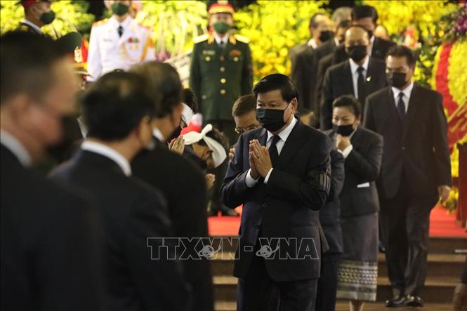 Thủ tướng CHDCND Lào Thongloun Sisoulith chia buồn cùng gia đình nguyên Tổng Bí thư Lê Khả Phiêu. Ảnh: TTXVN