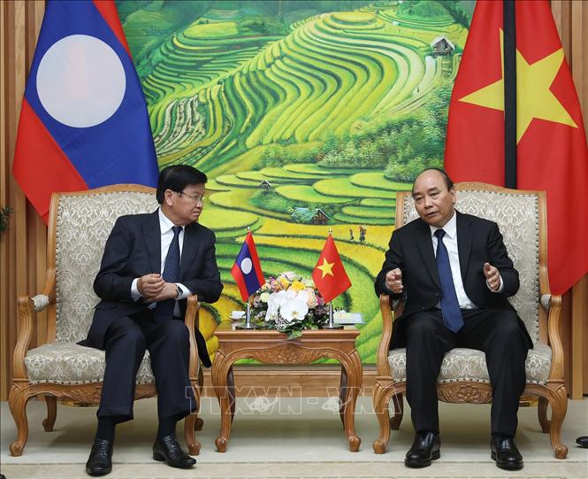 Thủ tướng Nguyễn Xuân Phúc và Thủ tướng Lào Thongloun Sisoulith hội đàm hẹp. Ảnh: Lâm Khánh/TTXVN