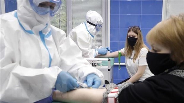 Tiêm phòng vắcxin ngừa bệnh COVID-19 cho người dân ở Nga. (Nguồn: Moskva News Agency/TTXVN)