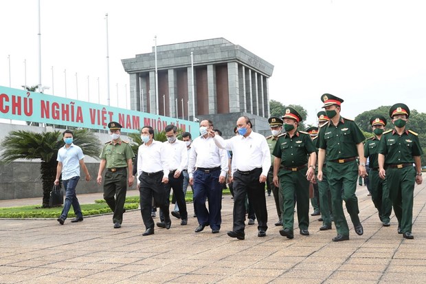 Thủ tướng Nguyễn Xuân Phúc kiểm tra công tác tu bổ định kỳ Lăng Chủ tịch Hồ Chí Minh năm 2020. (Ảnh: Lâm Khánh/TTXVN)