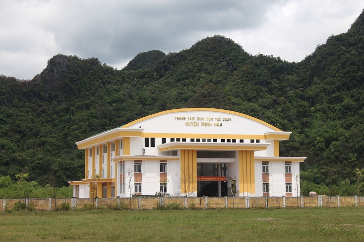   Nhà thi đấu thể thao huyện Minh Hóa, công trình chào mừng Đại hội Đảng bộ huyện Minh Hóa lần thứ XXI.