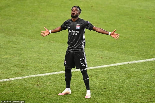  Moussa Dembele tỏa sáng với một cú đúp đưa Lyon vào bán kết.