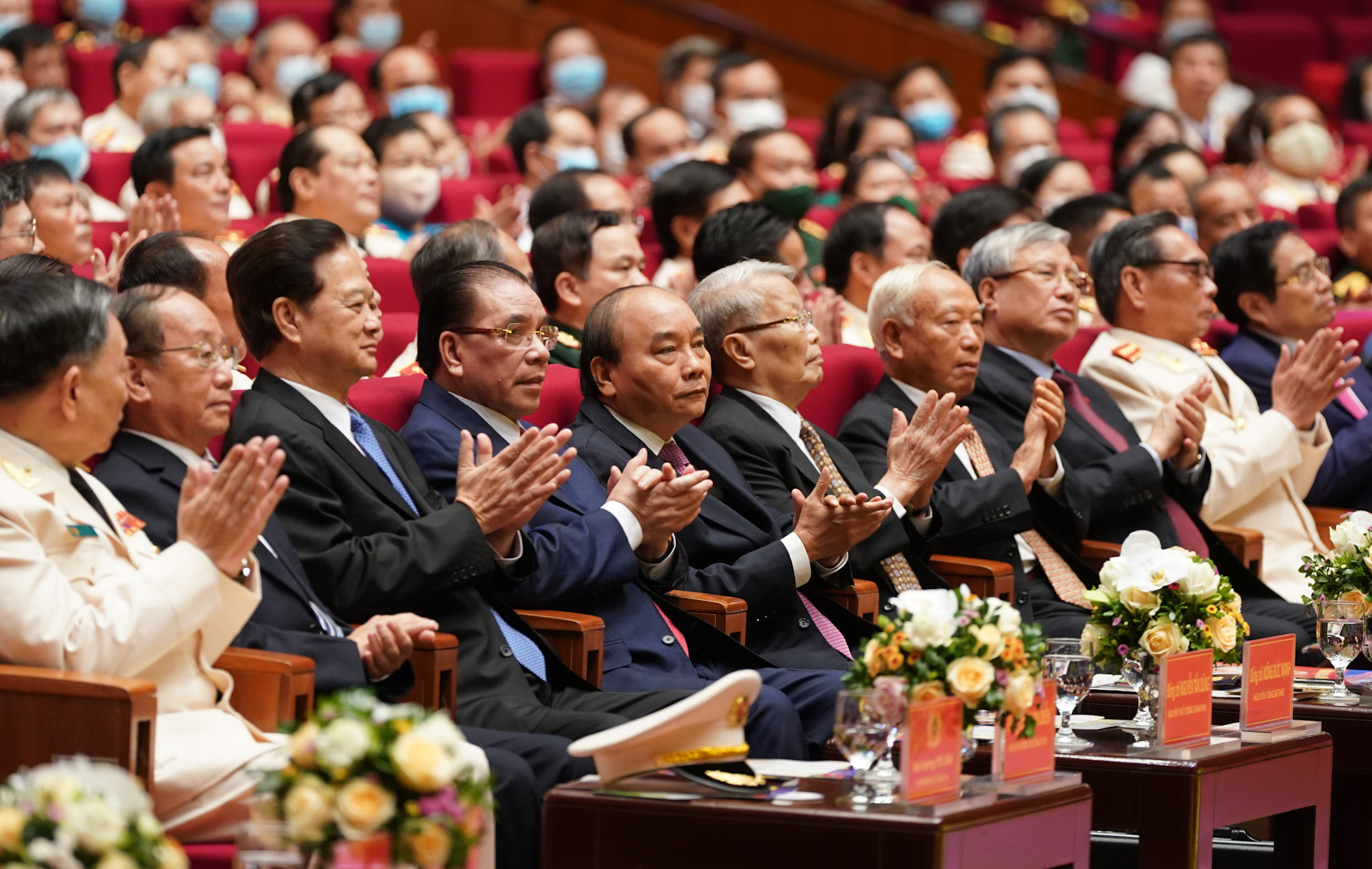 Thủ tướng Nguyễn Xuân Phúc cùng các đồng chí lãnh đạo, nguyên lãnh đạo Đảng, Nhà nước và các đại biểu dự Lễ kỷ niệm. Ảnh: VGP/Quang Hiếu