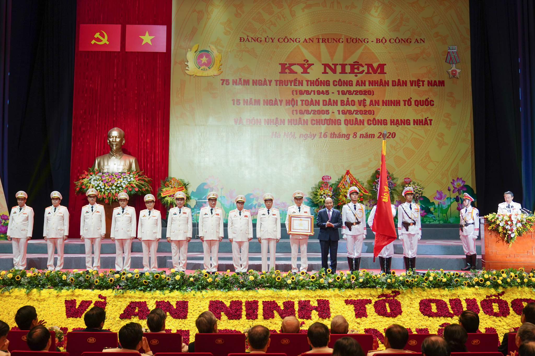  Thay mặt lãnh đạo Đảng, Nhà nước, Thủ tướng Nguyễn Xuân Phúc đã trao Huân chương Quân công hạng Nhất cho Bộ Công an. Ảnh: VGP/Quang Hiếu