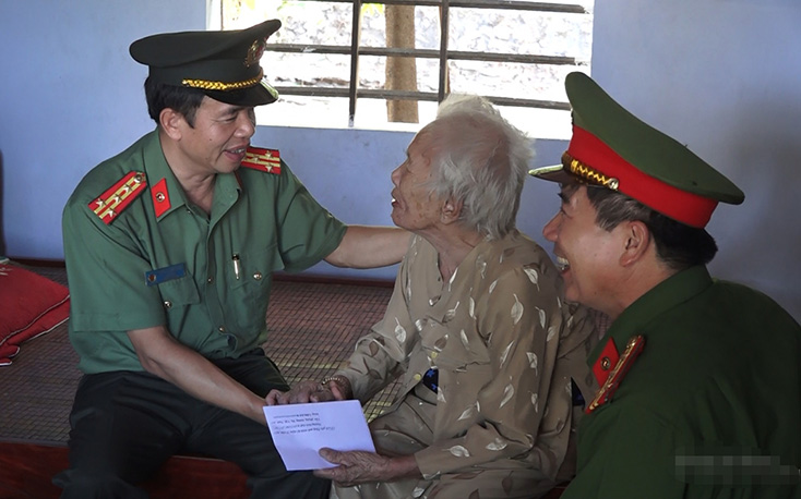 Đại tá Nguyễn Tiến Nam, Giám đốc Công an tỉnh Quảng Bình tặng quà cho Bà mẹ Việt Nam anh hùng Nguyễn Thị Nhẹ tại huyện Bố Trạch