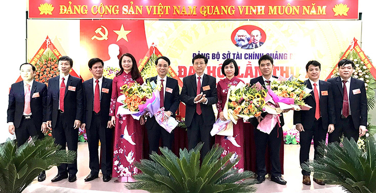 Đồng chí Bí thư Đảng bộ Khối CCQ tỉnh Hoàng Minh Tiến tặng hoa chúc mừng thành công Đại hội Đảng bộ Sở Tài chính khóa XI, nhiệm kỳ 2020-2025. 