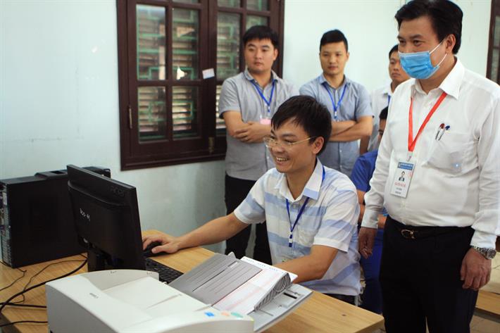  Thứ trưởng Bộ GD&ĐT Nguyễn Hữu Độ kiểm tra công tác chấm thi thi tại Hội đồng thi Sở GD&ĐT tỉnh Nam Định. Ảnh: Cổng TTĐT Bộ GD&ĐT