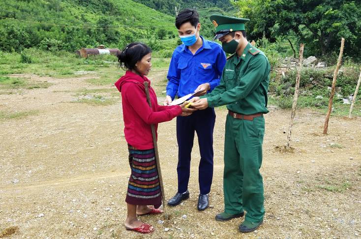 Đồn Biên phòng Làng Mô tuyên truyền và phát khẩu trang miễn phí cho bà con.