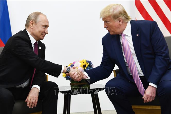  Tổng thống Mỹ Donald Trump (phải) và người đồng cấp Nga Vladimir Putin (trái) tại cuộc gặp ở Osaka, Nhật Bản ngày 28-6-2019. Ảnh tư liệu: AFP/TTXVN