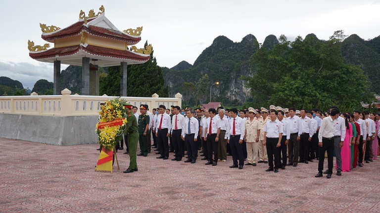 Các đồng chí lãnh đạo tỉnh và đại biểu tham dự đại hội viếng nghĩa trang liệt sỹ huyện Minh Hóa nhân dịp đại hội.
