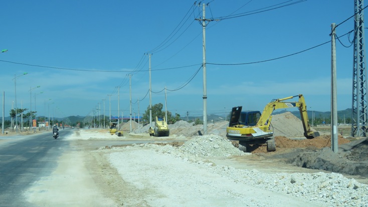   Các trục đường kết nối trung tâm huyện lỵ Quảng Trạch với các địa phương được đầu tư xây mới. 