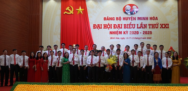 Đồng chí Trưởng ban Dân vận Tỉnh ủy Lê Văn Bảo tặng hoa chúc mừng Ban Chấp hành Đảng bộ huyện Minh Hóa khóa XXI, nhiệm kỳ 2020-2025.