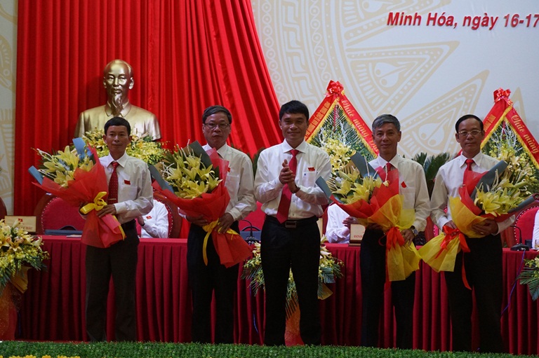 Đồng chí Bí thư Huyện ủy Minh Hóa tặng hoa các đồng chí không tham gia BCH khóa mới.