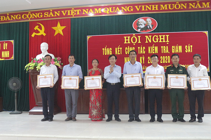  Lãnh đạo huyện Quảng Ninh trao giấy khen cho các tập thể có nhiều đóng góp trong thực hiện công tác KT, GS giai đoạn 2015-2020. 