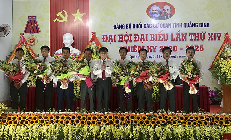 Đồng chí Nguyễn Thanh Lam, Bí thư Đảng ủy Khối các cơ quan tỉnh, nhiệm kỳ 2020-2025 tặng hoa cho các đồng chí Ủy viên Ban Chấp hành Đảng bộ Khối khóa XIII không tái cử