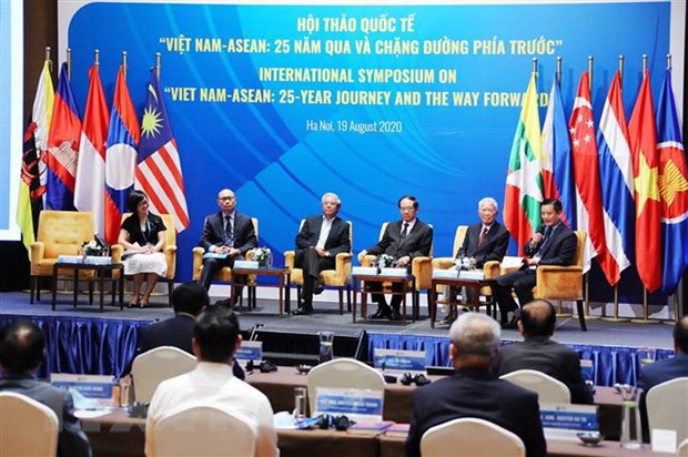 Các đại biểu, chuyên gia dự phiên thứ nhất với nội dung ASEAN-Việt Nam: 25 năm qua và chặng đường phía trước. (Ảnh: Lâm Khánh/TTXVN)