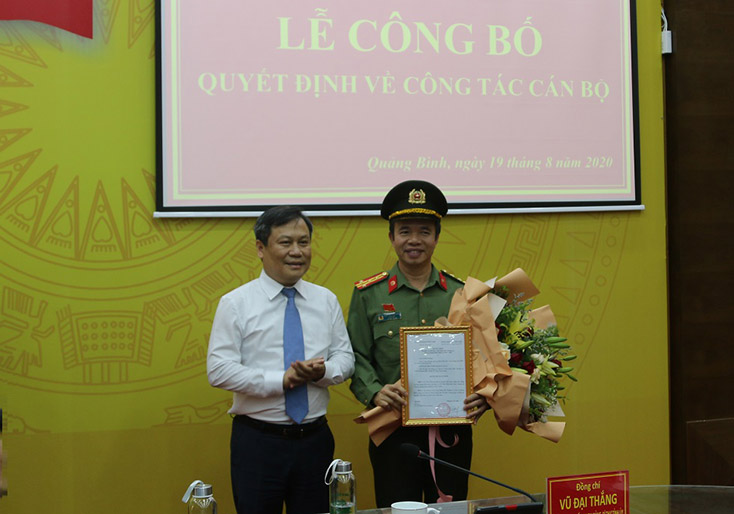 Đồng chí Vũ Đại Thắng Ủy viên dự khuyết Ban Chấp hành Trung ương Đảng, Bí thư Tỉnh ủy đã trao quyết định và tặng hoa chúc mừng Đại tá Nguyễn Tiến Nam.