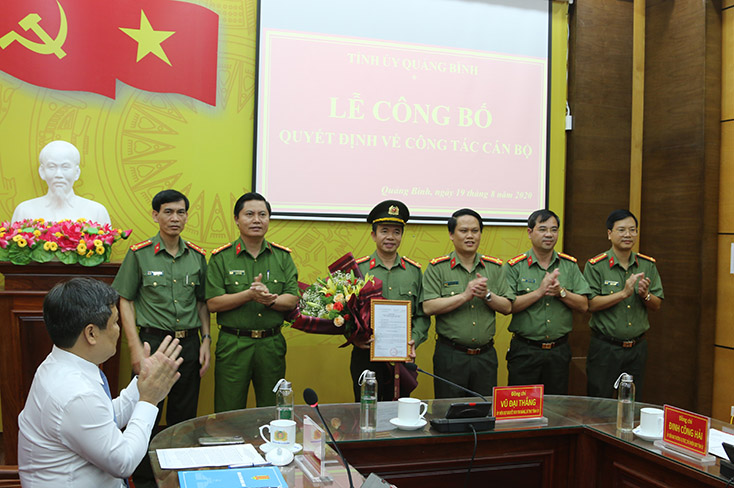 Ban Thường vụ Đảng ủy Công an tỉnh tặng hoa chúc mừng Đại tá Nguyễn Tiến Nam.