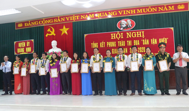 Lãnh đạo huyện Quảng Ninh trao giấy khen cho các tập thể...