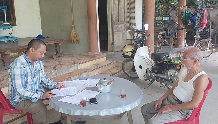Ông Nguyễn Bình Dương (bên trái) trú tại thôn Minh Cầm Trang, xã Phong Hóa, huyện Tuyên Hóa phản ánh về những sai phạm liên quan đến các công trình nước sinh hoạt ở xã Phong Hóa. 