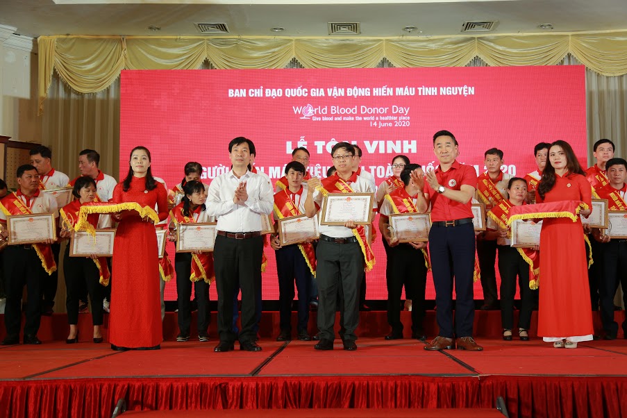   Với những thành tích trong hiến máu tình nguyện, anh Nguyễn Hữu Nghĩa vinh dự được vinh danh tại hội nghị tôn vinh người hiến máu tiêu biểu Việt Nam.