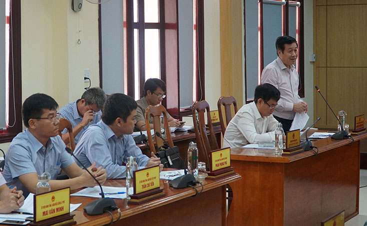 Đồng chí Phó Chủ tịch Thường trực UBND tỉnh Nguyễn Xuân Quang phát biểu thảo luận tại hội nghị