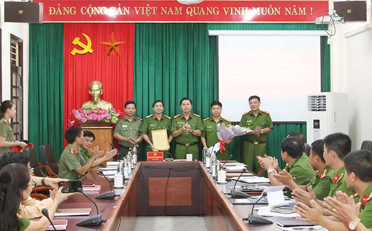 Đại tá Nguyễn Tiến Hoàng Anh, Phó Giám đốc Công an tỉnh Quảng Bình đã tiến hành trao thư khen của Giám đốc Công an tỉnh và tặng thưởng 10 triệu đồng cho lực lượng Công an thành phố Đồng Hới.
