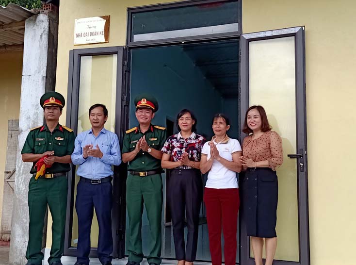 Các nhà hảo tâm bàn giao nhà tình nghĩa cho bà Nguyễn Thị Duân tại thôn Tân Sơn, xã Đức Ninh, huyện Quảng Ninh