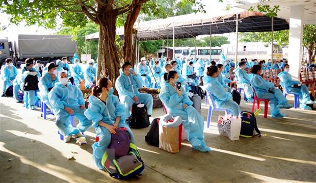 Tiếp nhận 117 công dân từ Singapore về cách ly tại Sóc Trăng. (Ảnh: Trung Hiếu/TTXVN)