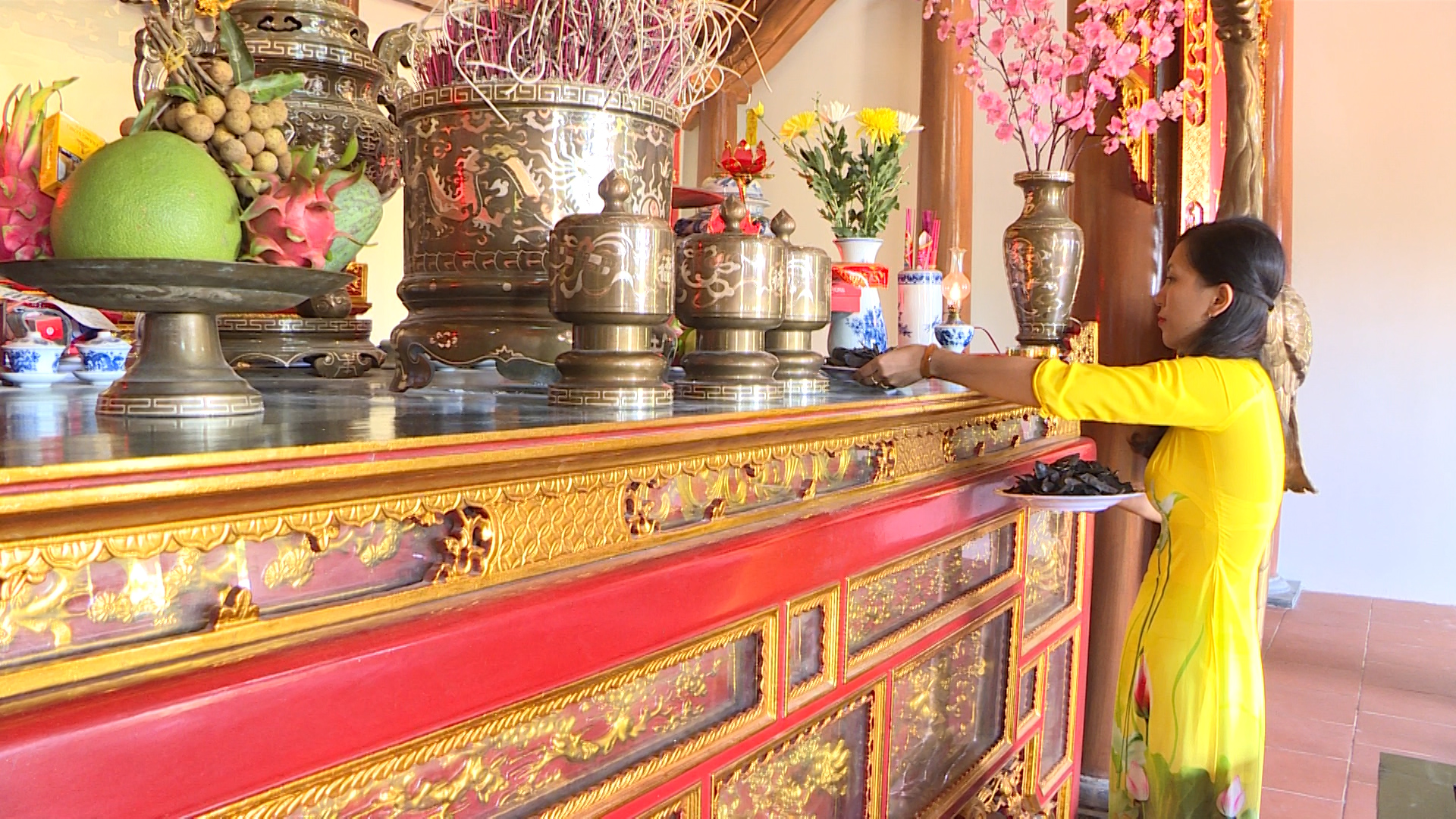   Lau chùi bàn thờ, sửa soạn những lễ vật trong nhà dâng hương… là công việc mà Hoàng Luân làm mỗi ngày khi đến Khu di tích.