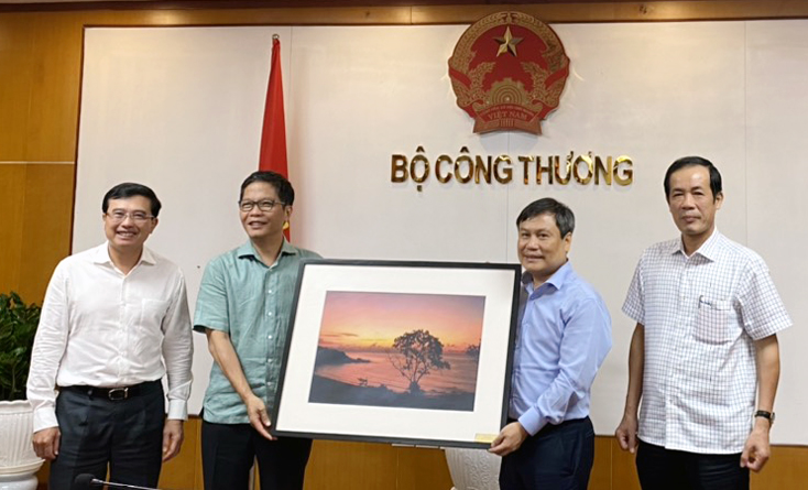 Đồng chí Trần Tuấn Anh, Bộ trưởng Bộ Công thương tặng tranh lưu niệm cho Tỉnh ủy Quảng Bình.