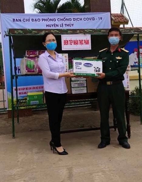 Lãnh đạo Ủy ban MTTQVN huyện Lệ Thủy tặng quà cho đơn vị thực hiện nhiệm vụ phòng, chống dịch Covid-19.