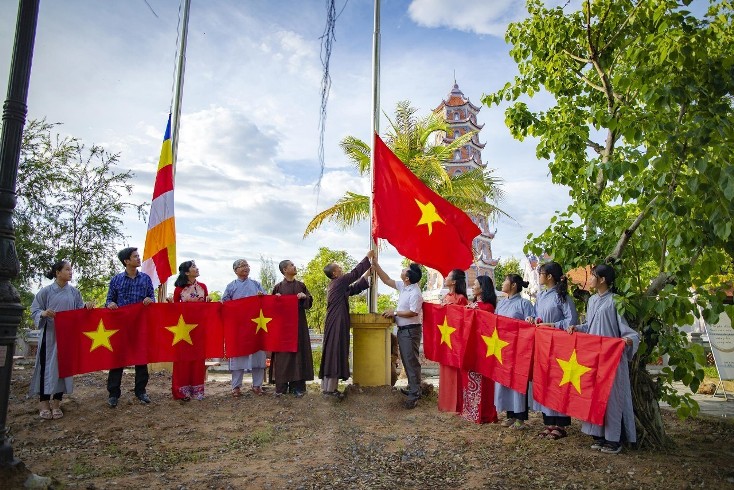   Thượng cờ Tổ quốc tại chùa Hoằng Phúc, huyện Lệ Thủy.