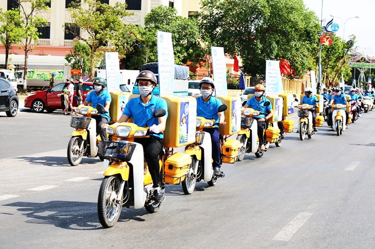    BHXH tỉnh phối hợp Bưu điện tỉnh diễu hành trên các trục đường chính TP.Đồng Hới nhân lễ ra quân tháng tuyên truyền BHXH toàn dân.