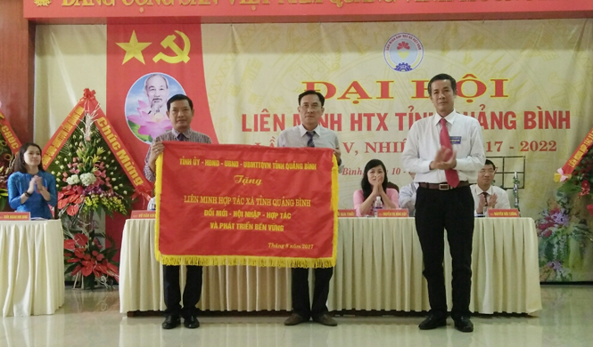   Đồng chí Chủ tịch UBND tỉnh Trần Công Thuật (thời điểm đó đang là Phó Bí thư Thường trực Tỉnh ủy) trao bức trướng cho Liên minh HTX tỉnh tại Đại hội khóa V, nhiệm kỳ 2017-2022.