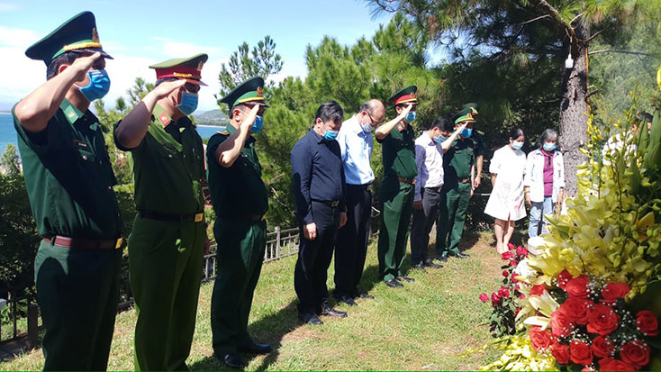 Các đồng chí lãnh đạo tỉnh dâng hương, tưởng niệm tại mộ Đại tướng Võ Nguyên Giáp