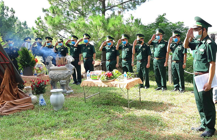 Lãnh đạo và cán bộ, chiến sĩ Bộ Chỉ huy BĐBP Quảng Bình, Đồn Biên phòng Ròon dâng hương mộ Đại tướng Võ Nguyên Giáp.