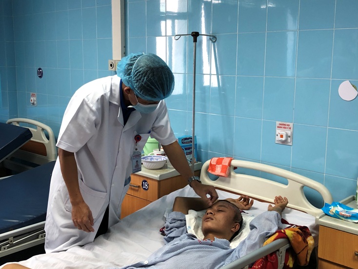 BS Nguyễn Văn Mận thăm khám bệnh nhân N.X.L