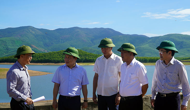 Đồng chí Bí thư Tỉnh ủy Vũ Đại Thắng kiểm tra công trình thuỷ lợi Vực Tròn (huyện Quảng Trạch)