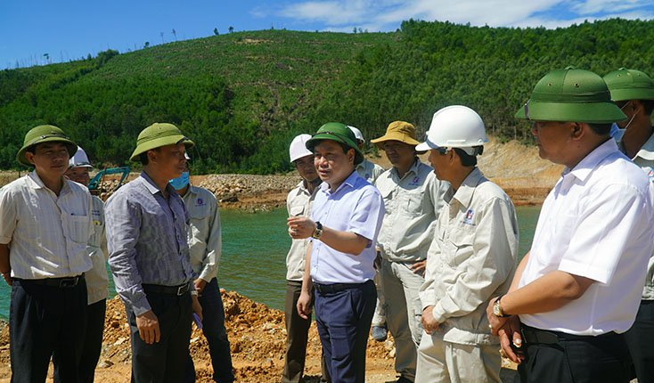 Kiểm tra công trình thủy lợi Rào Nan, đồng chí Bí thư Tỉnh ủy yêu cầu các đơn vị thi công thực hiện bảo đảm đúng tiến độ, chất lượng công trình