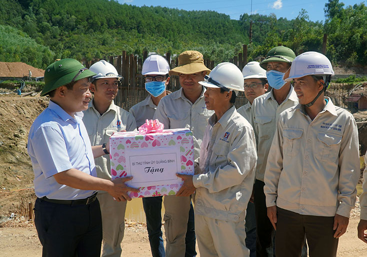 Đồng chí Bí thư Tỉnh ủy tặng quà cho cán bộ, công nhân thi công công trình thủy lợi Rào Nan