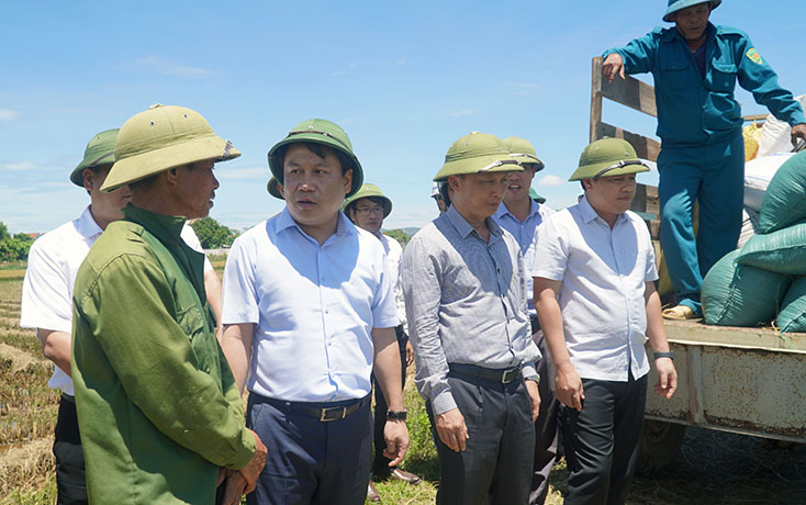 Đồng chí Bí thư Tỉnh ủy trò chuyện với nông dân xã Vạn Trạch (huyện Bố Trạch)…